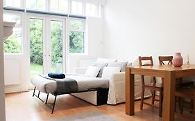 Large Garden Apartment On Golders Green High Road